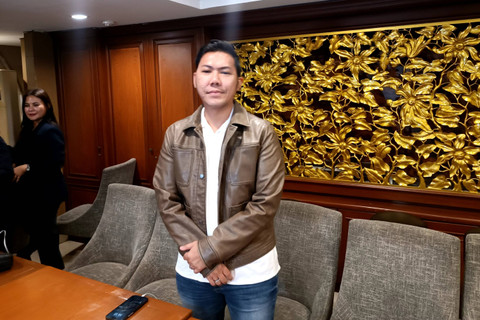 Rekan bisnis Rizky Billar, Boni Anggara menggelar konpers di kawasan Kemang, Jakarta Selatan, Selasa (3/12/2024). Foto: Giovanni/kumparan