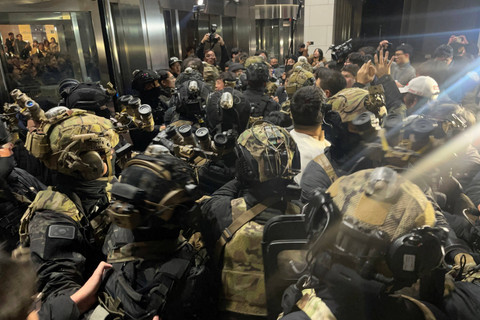 Militer memasuki gedung utama Majelis Nasional setelah Presiden Korea Selatan Yoon Suk Yeol mengumumkan darurat militer di Seoul, Korea Selatan, Selasa (3/12/2024). Foto: Cho Jung-woo/Newsis via AP