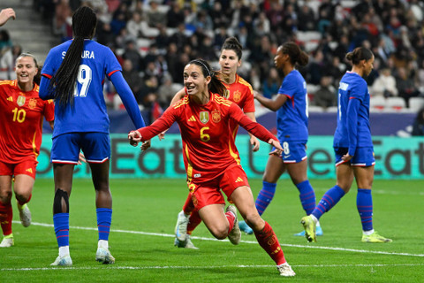 Aitana Bonmati mencetak gol ke gawang Prancis dalam pertandingan persahabatan yang berlangsung Rabu (4/12). Foto: France Football Federation