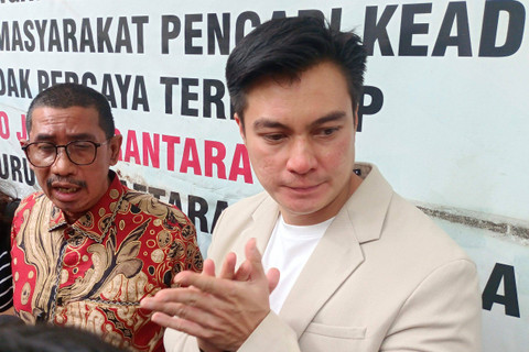Baim Wong usai menghadiri sidang cerai di Pengadilan Agama Jakarta Selatan, Rabu (4/12/2024).   Foto: Aprilandika Pratama/kumparan