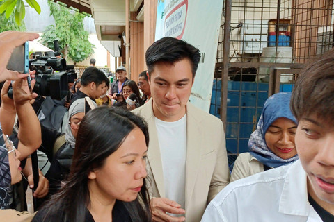 Baim Wong usai menghadiri sidang cerai di Pengadilan Agama Jakarta Selatan, Rabu (4/12/2024).   Foto: Aprilandika Pratama/kumparan