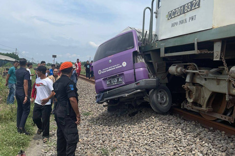 Mobil ambulans tertabrak KA Matarmaja relasi Malang-Pasar Senen di Jalan Ngujang-Kras JPL.260, Kabupaten Kediri, pada Rabu (4/12/2024). Foto: Daop 7 Madiun