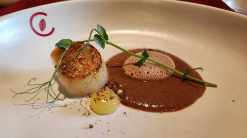 scallop & chocolate di restoran Criollo, Plaza Indonesia, Selasa (3/12/2024). Foto: Azalia Amadea/kumparan 
