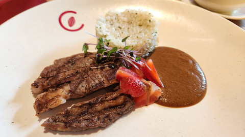rib eye MB4 di restoran Criollo, Plaza Indonesia, Selasa (3/12/2024). Foto: Azalia Amadea/kumparan 