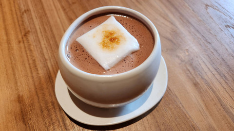 classic hot chocolate di restoran Criollo, Plaza Indonesia, Selasa (3/12/2024). Foto: Azalia Amadea/kumparan 