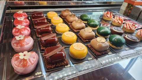 Aneka cakes di restoran Criollo, Plaza Indonesia, Selasa (3/12/2024). Foto: Azalia Amadea/kumparan 