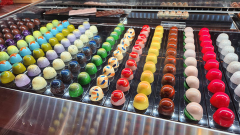 Aneka bon-bon chocolate di restoran Criollo, Plaza Indonesia, Selasa (3/12/2024). Foto: Azalia Amadea/kumparan 
