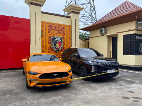 Dua mobil mewah yang diamankan Polisi. | Foto: Sinta Yuliana/Lampung Geh