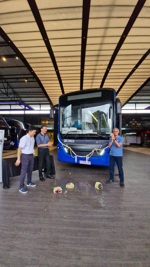 Penyerahan bus listrik TransJakarta dari Karoseri Laksana. Foto: Laksana