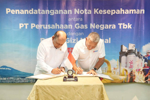 Penandatanganan Nota Kesepahaman oleh Kepala Badan Gizi Nasional Dadan Hindayana dan Direktur Utama PGN Arief Setiawan Handoko dalam rangka penyaluran gas bumi untuk mendukung program Makan Bergizi Gratis (MBG), Minggu (1/12/2024). Foto: PGN