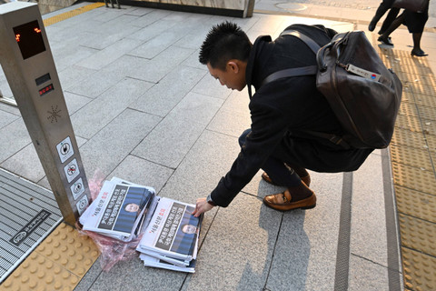 Seorang pria mengambil koran edisi tambahan yang dipajang di gerbang kereta bawah tanah di pusat kota Seoul, Korea Selatan, Rabu (4/12/2024). Foto: Jung Yeon-je / AFP