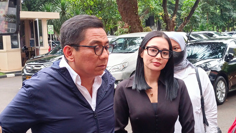 Wika Salim dan kuasa hukumnya Sandy Arifin di Polda Metro Jaya, Jakarta, Rabu (4/12/2024). Foto: Aprilandika Pratama/kumparan
