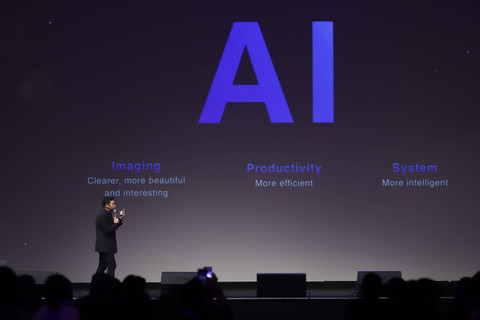 Senior Product Manager vivo Mobile Indonesia, Yoga Samiaji paparan saat menghadiri AI for Indonesia by kumparan di Djakarta Theater, Jakarta, Rabu (4/12/2024). Foto: Jamal Ramadhan/kumparan