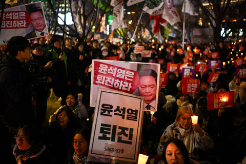 Warga mengukuti aksi protes terhadap Presiden Korea Selatan Yoon Suk Yeol di Seoul, Korea Selatan, Rabu (4/12/2024). Foto: Philip FONG / AFP