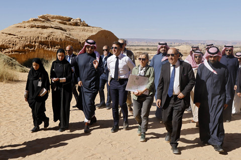 Presiden Prancis Emmanuel Macron mengunjungi situs arkeologi al-Hijr (Hegra), dekat kota barat laut Saudi, AlUla, pada 4 Desember 2024.  Foto: Ludovic Marin/AFP