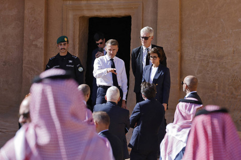 Presiden Prancis Emmanuel Macron mengunjungi situs arkeologi al-Hijr (Hegra) atau Mada'in Saleh, dekat kota barat laut Saudi, AlUla, pada 4 Desember 2024.  Foto: Ludovic Marin/AFP