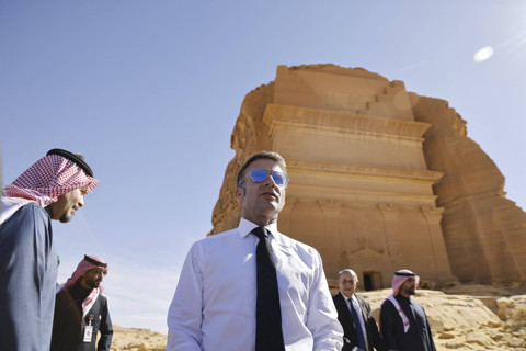 Presiden Prancis Emmanuel Macron mengunjungi situs arkeologi al-Hijr (Hegra) atau Mada'in Saleh, dekat kota barat laut Saudi, AlUla, pada 4 Desember 2024.  Foto: Ludovic Marin/AFP