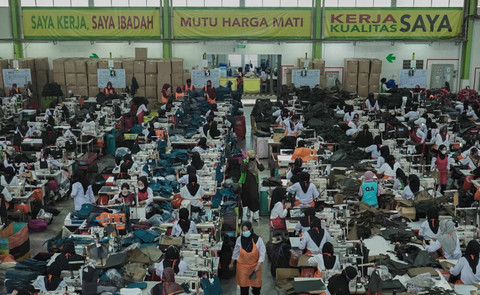                                                        Pekerja Pabrik di Indonesia                                                        Foto oleh: footagearisandy (vecteezy)