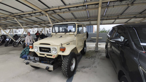 Deretan mobil dan motor hasil sitaan dilelang KPK di Rupbasan KPK, Jakarta Timur, Kamis (5/12/2024). Foto: Jonathan Devin/kumparan