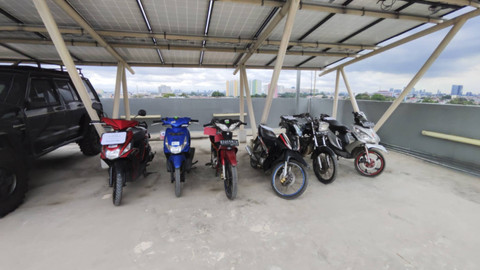 Deretan mobil dan motor hasil sitaan dilelang KPK di Rupbasan KPK, Jakarta Timur, Kamis (5/12/2024). Foto: Jonathan Devin/kumparan
