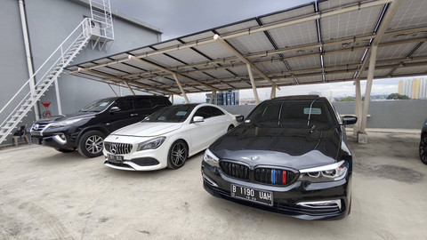 Deretan mobil dan motor hasil sitaan dilelang KPK di Rupbasan KPK, Jakarta Timur, Kamis (5/12/2024). Foto: Jonathan Devin/kumparan