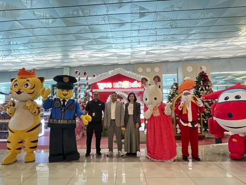 Toys Kingdom berkolaborasi dengan InJourney hadirkan Christmas Play-Experience di Terminal 3 Bandara Soekarno-Hatta Tangerang. Foto: Nabila Fatiara/kumparan