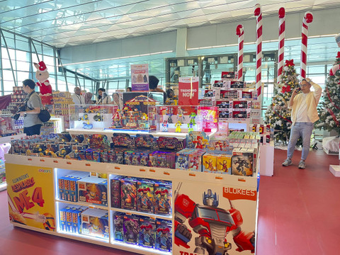 Toys Kingdom berkolaborasi dengan InJourney hadirkan Christmas Play-Experience di Terminal 3 Bandara Soekarno-Hatta Tangerang. Foto: Nabila Fatiara/kumparan