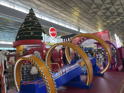 Toys Kingdom berkolaborasi dengan InJourney hadirkan Christmas Play-Experience di Terminal 3 Bandara Soekarno-Hatta Tangerang. Foto: Nabila Fatiara/kumparan