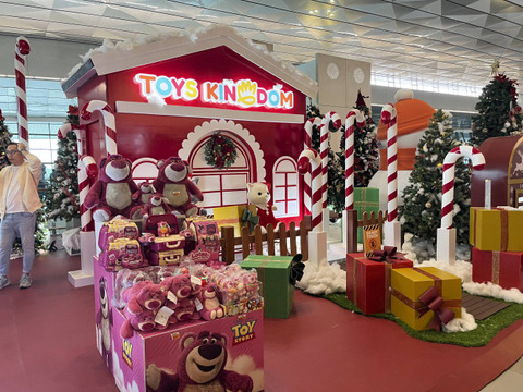 Toys Kingdom berkolaborasi dengan InJourney hadirkan Christmas Play-Experience di Terminal 3 Bandara Soekarno-Hatta Tangerang. Foto: Nabila Fatiara/kumparan