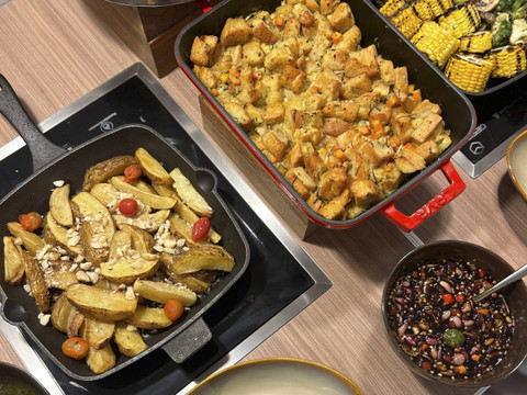 Aneka hidangan untuk buffet makan malam Natal di hotel DoubleTree by Hilton Jakarta Bintaro Jaya. Foto: Caroline Pramantie/kumparan