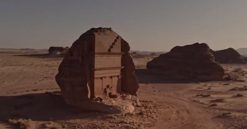 Bangunan berukir di Mada'in Saleh/Al-Hijr/Hegra di AlUla, Arab Saudi, 2024. Foto: X/@RCU_SA
