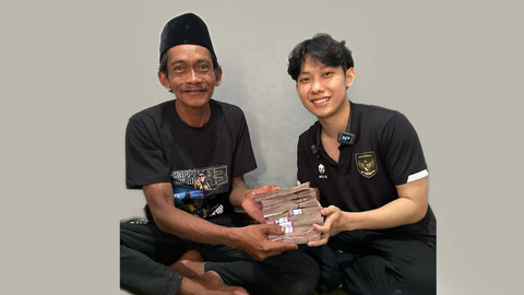 Konten kreator Willie Salim kasih uang Rp 100 juta kepada penjual es teh, Sunhaji. Foto: Dok. instagram/@willie27_