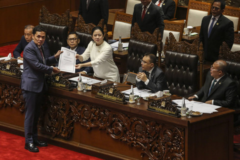 Ketua Umum DPR RI Puan Maharani menerima berkas hasil rapat komisi III DPR RI saat rapat paripurna yang ke-9 masa persidangan pertama 2024-2025, di Kompleks Parlemen, Senayan, Jakarta, Kamis (5/12/2024). Foto: Asprilla Dwi Adha/ANTARA FOTO