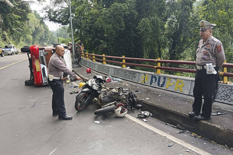 Kecelakaan angkot terguling di Jalan Raya Cadas Pangeran, Kecamatan Pamulihan, Kabupaten Sumedang, pada Kamis (5/12/2024).  Foto: Dok. Polres Sumedang
