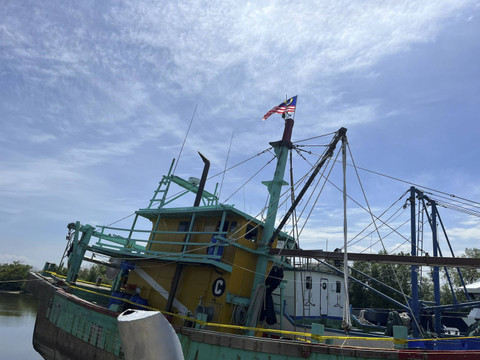 Kapal berbendara Malaysia yang ditangkap Direktorat Jenderal Pengawasan Sumber Daya Kelautan dan Perikanan KKP RI di Dermaga Balai Pelatihan dan Penyuluhan Perikanan Medan, Kamis (5/12). Foto: Tri Vosa/kumparan