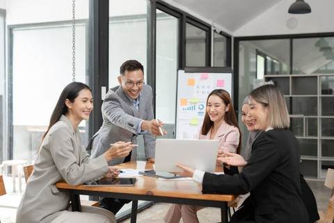 Strategi perubahan merek ini semakin umum dilakukan sejalan dengan berkembangnya praktik merger dan akuisisi (M&A) antar perusahaan. Foto: Shutterstock
