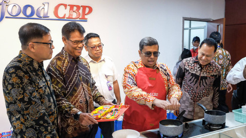 Kepala Badan Penyelenggara Jaminan Produk Halal (BPJPH), Ahmad Haikal Hassan saat berkunjung ke Divisi Mi Instan Indofood CBP. Foto: Indofood CBP