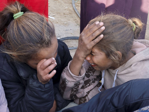 Anak-anak menangis saat orang-orang berduka atas warga Palestina yang terbunuh dalam serangan Israel, di rumah sakit Nasser di Khan Younis di Jalur Gaza selatan, Kamis (5/12/2024). Foto: Mohammed Salem/REUTERS 