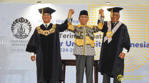 Suasana pelantikan dan serah terima jabatan Rektor Universitas Indonesia Periode 2024-2029 pada Rabu (4/12/2024). Prof Heri (kiri), Gus Yahya (tengah) dan Prof Ari. Foto: Dok. Istimewa