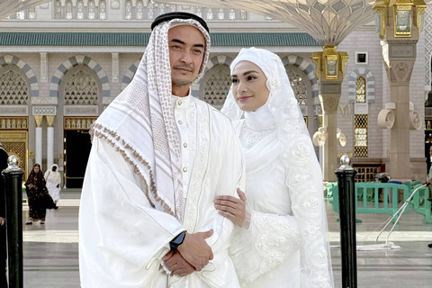 Zumi Zola dan Putri Zulhas resmi menikah di Madinah. Foto: Dok. Istimewa