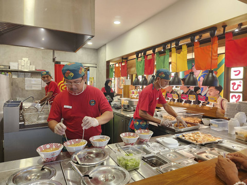 Juru masak di Haraku Ramen. Foto: Ela Nurlaela/kumparan