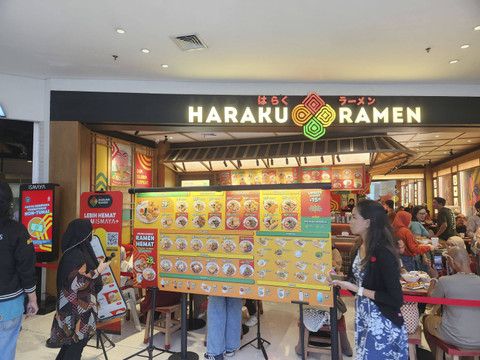 Pengunjung melihat sedang antre di Haraku Ramen di South Quarter, Jakarta Selatan . Foto: Ela Nurlaela/kumparan