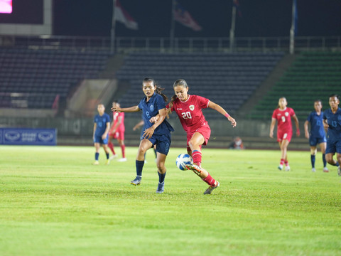 Katarina Stalin, gelandang Timnas Wanita Indonesia saat berlaga kontra Kamboja di final ASEAN Women's Cup 2024 di New Laos National Stadium, Vientiane, Laos, Kamis (5/12). Foto: Dok. PSSI