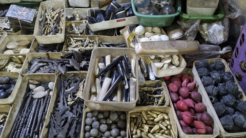 Toko alat "perdukunan" di kawasan Sentra Penjualan Batu Akik & Permata, Kota Surabaya. Foto: Farusma Okta Verdian/kumparan