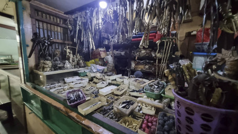 Toko alat "perdukunan" di kawasan Sentra Penjualan Batu Akik & Permata, Kota Surabaya. Foto: Farusma Okta Verdian/kumparan