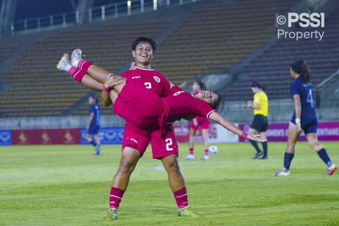 Agnes Hutapea menggendong Reva Octaviani usai cetak gol ketiga saat Timnas Wanita Indonesia menghadapi Kamboja di final ASEAN Women's Cup 2024. Foto: Dok. PSSI