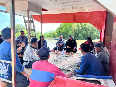 Ombudsman berdiskusi dengan warga saat sidak ke pesisir utara Tangerang dan temukan pemagaran bambu di perairan Kronjo. Foto: Dok. Ombudsman