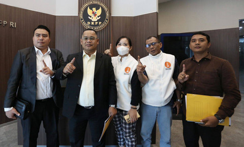 Anggota Tim Kuasa Hukum Pasangan RIDO melaporkan Ketua dan Komisioner KPU Provinsi DKI Jakarta ke Dewan Kehormatan Penyelenggara Pemilu (DKKP), Jakarta Pusat. Foto: Dok. Tim Media Ridwan Kamil