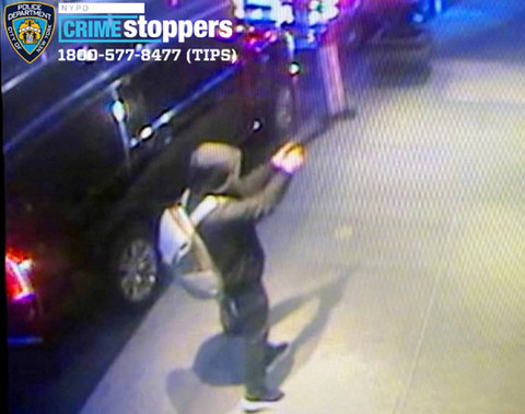 Pelaku penembakan ke Brian Thompson, CEO unit asuransi UnitedHealth, terlihat dalam gambar diam dari video pengawasan yang diambil di luar sebuah hotel di wilayah Manhattan di New York City, AS Desember 4, 2024.  Foto: Handout NYPD melalui REUTERS