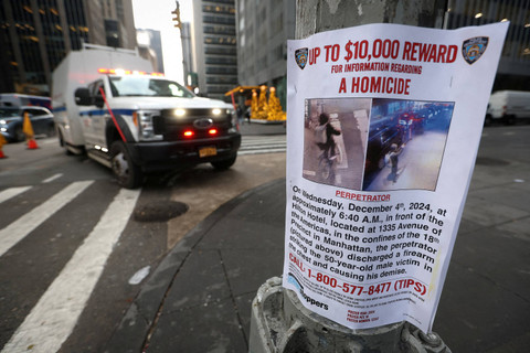 Sebuah poster dipasang pada tiang lampu di luar hotel Hilton dekat lokasi kejadian dimana CEO UnitedHealthcare Brian Thompson ditembak mati di Midtown Manhattan, di New York City, AS, 5 Desember 2024. Foto: REUTERS/Mike Segar